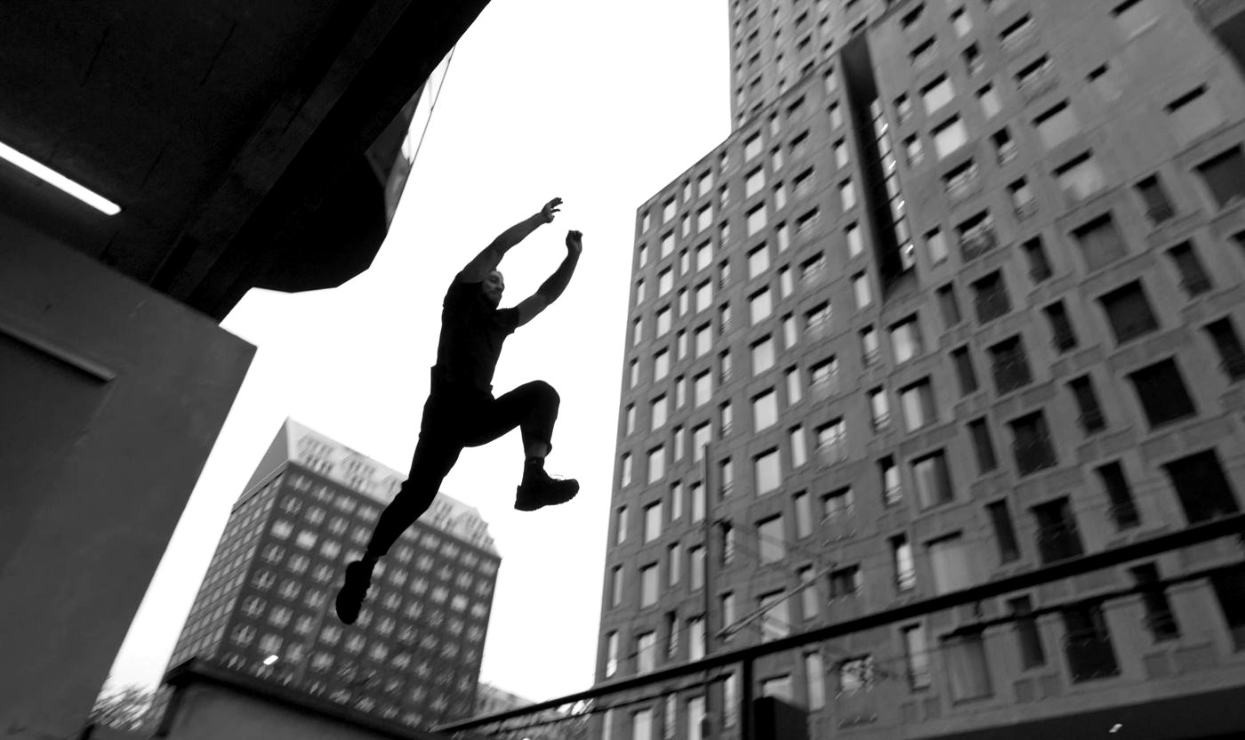 Siebe jumping between two towers