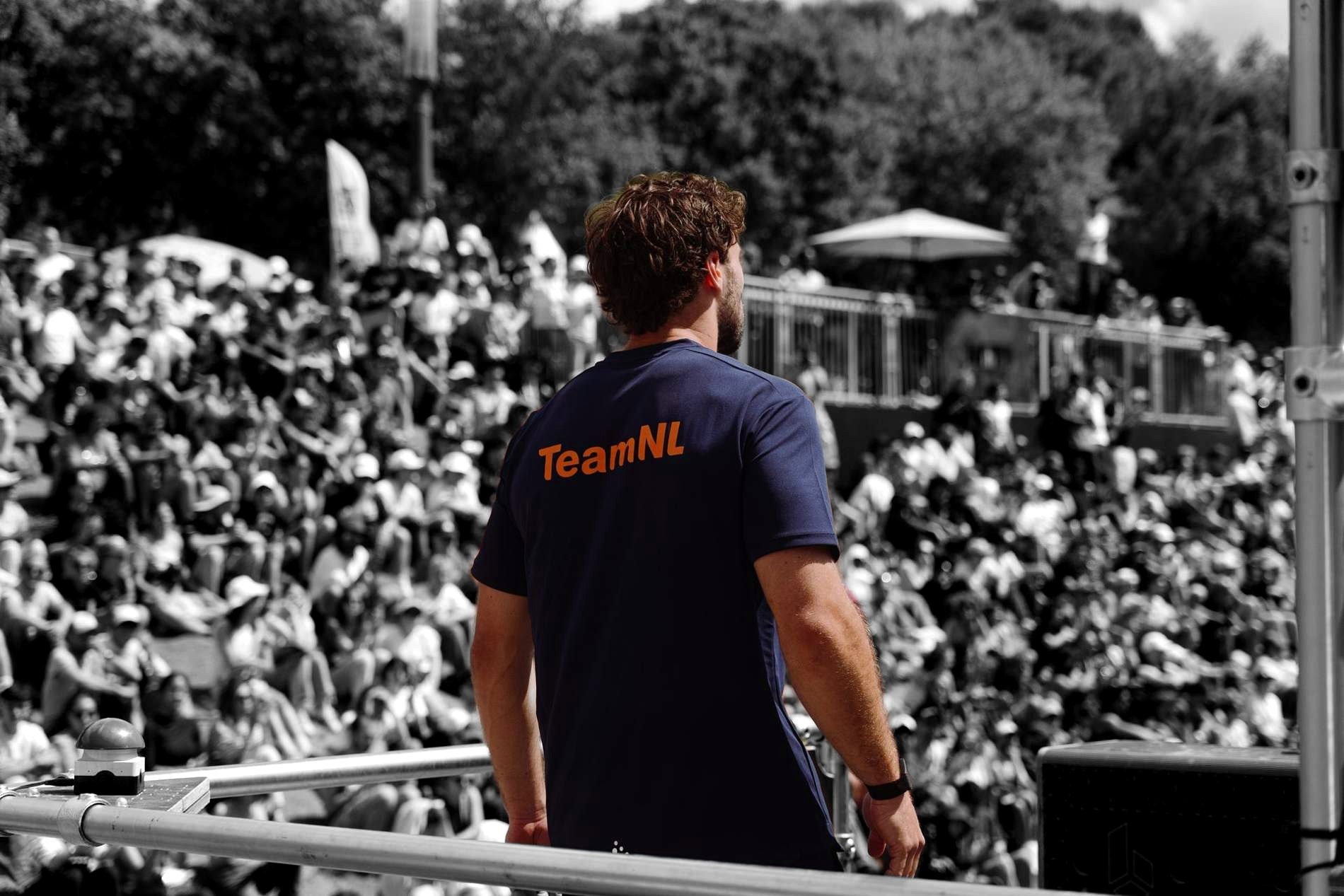 Siebe van de Spijker in TeamNL-shirt voor een vol publiek